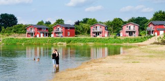 Ferienpark Geesthof in Niedersachsen: Familienurlaub im Ferienhauspark in Hechthausen Toten Ferienhäuser am See vom Ferienpark Geesthof in Niedersachsen in Deutschland.
