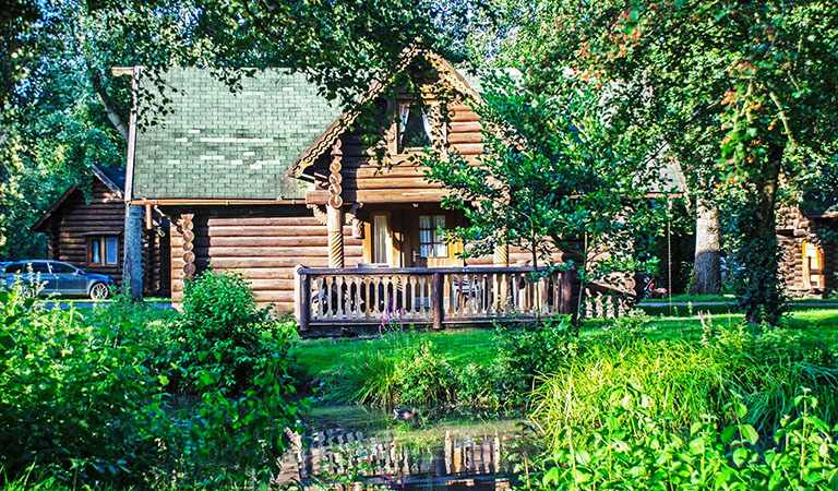 Ferienhaus im Blockhausstil im Ferienpark Geesthof in Niedersachsen in Deutschland.