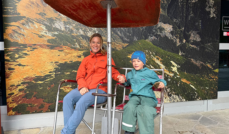 Mutter und Kind in wetterfester Kleidung im Riesengebirge in Tschechien.
