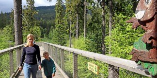 Riesengebirge mit Kindern: Familienabenteuer zwischen Schneekoppe und Baumwipfelpfad Mutter mit Kind auf dem Baumwipfelpfad im Riesengebirge in Tschechien.