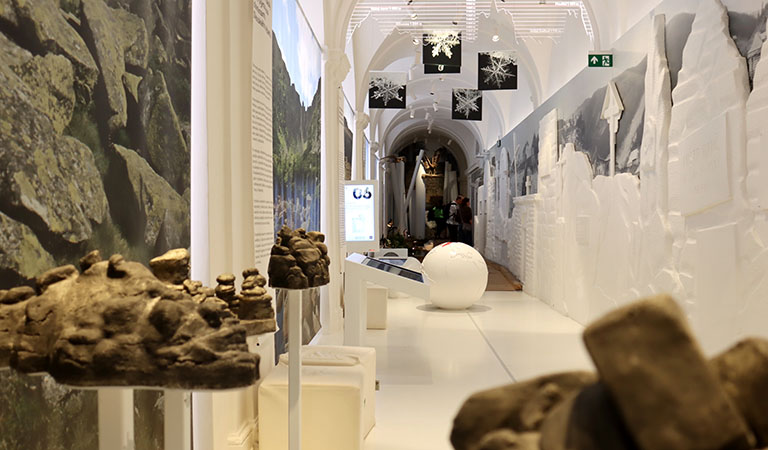 Ausstellungsraum des Riesengebirgsmuseums in Vrchlabí im Riesengebirge in Tschechien.