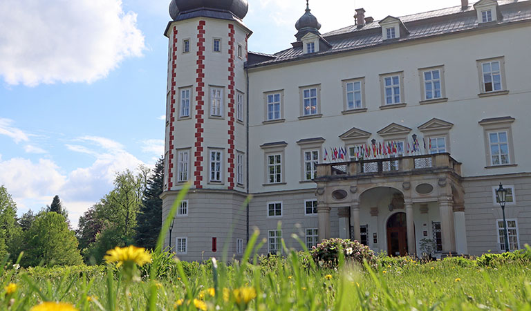 Schlosspark mit Schloss von Vrchlabí im Riesengebirge in Tschechien.