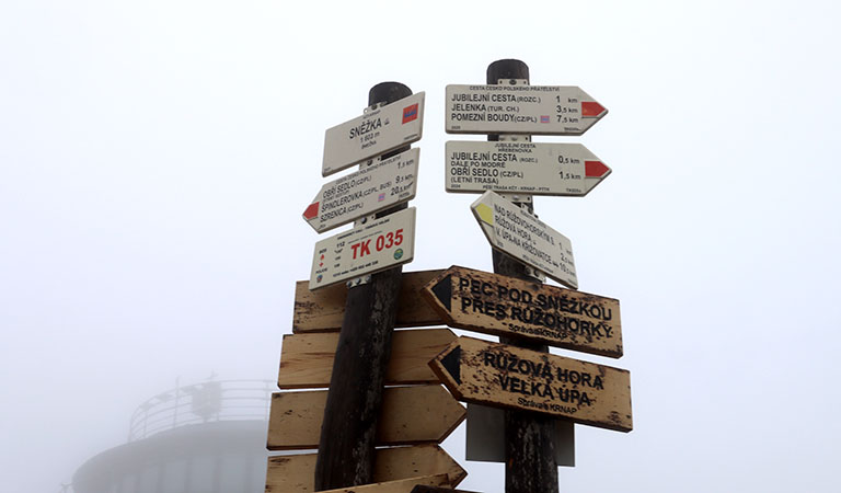 Wegweiser auf der Scheekoppe im Riesengebirge in Tschechien