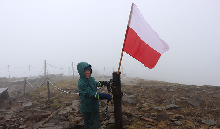 Auf der nebelverhangenen Scheekoppe im Riesengebirge in Tschechien. weht die polnische Flagge