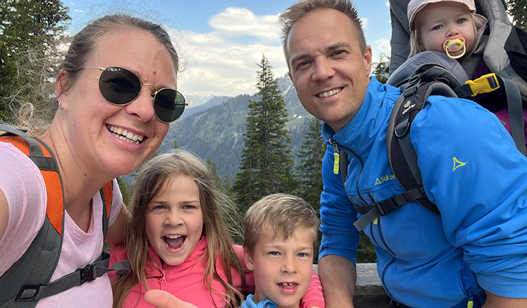 Familie bei der Gondelfahrt im Sommer in Vorarlberg bei Montafon in Österreich.