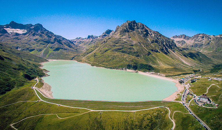 Der Bergsee iSilvrettasee im Panorama in Vorarlberg bei Montafon in Österreich.