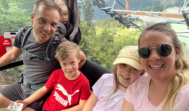 Familie bei der Gondelfahrt im Sommer in Vorarlberg bei Montafon in Österreich.