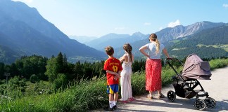 Familienurlaub im Montafon: Berge, Erlebniswege und ein Familienhotel zum Wohlfühlen Familie beim wandern mit Kinderwagen in den Alpen im Vorarlberg bei Montafon in Österreich.
