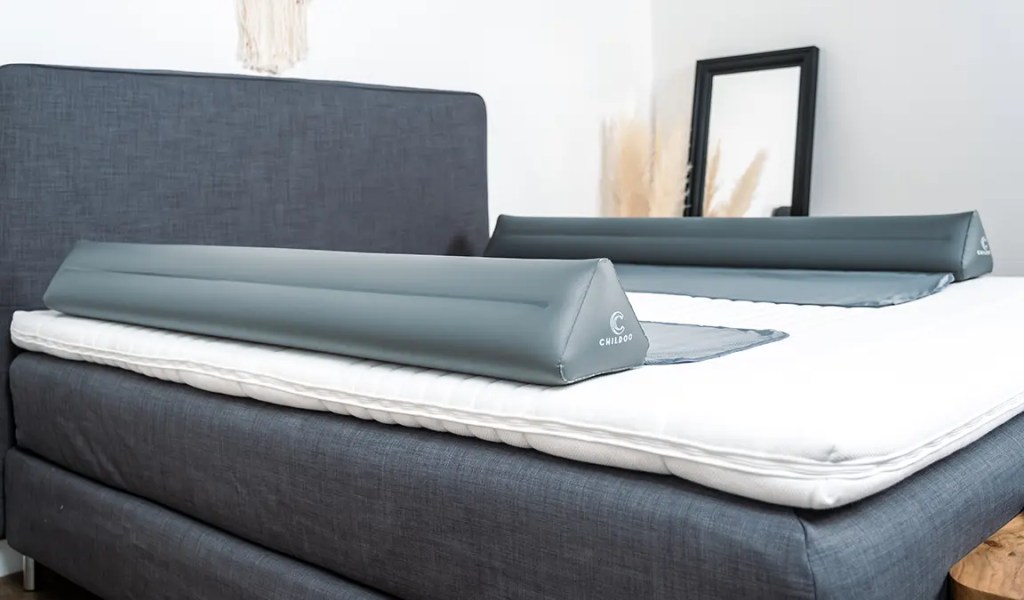 Der Rausfallschutz von Childoo auf einem Bett ohne Bezug.
