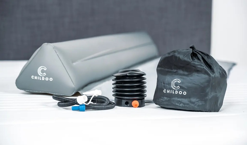 Der Rausfallschutz von Childoo mit Zubehör und Verpackung.