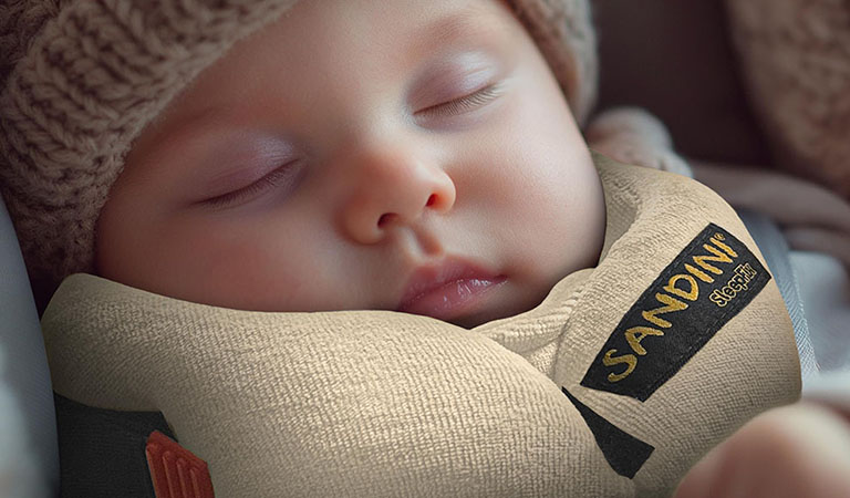 Ein Baby schläft mit einem Sandini SleepFix Schalfkissen