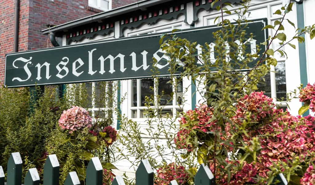 Das Schild des Inselmuseums auf Spiekeroog.