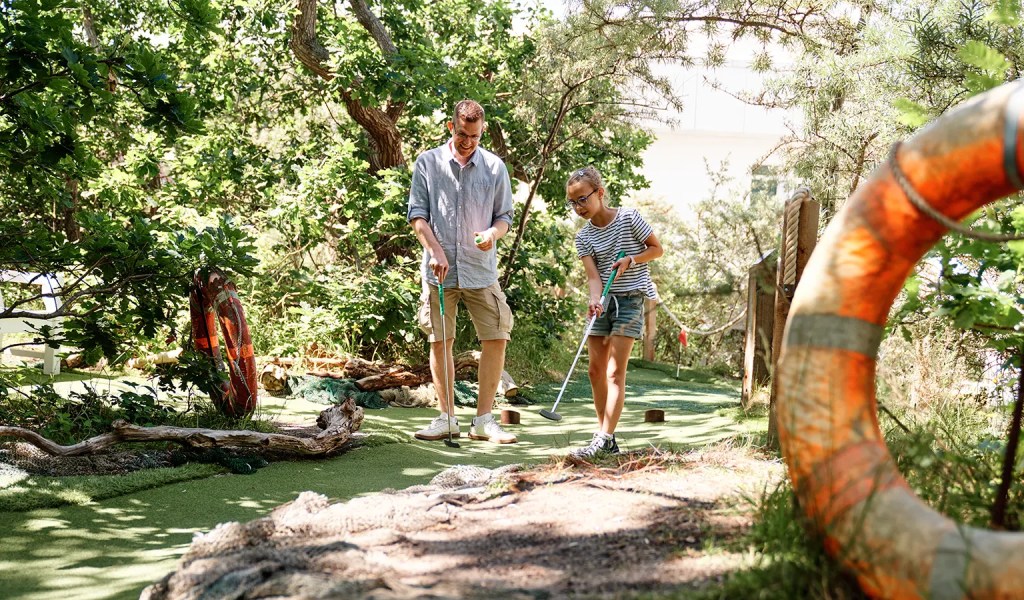 Vater und Tochter beim Erlebnisgolf auf Spiekeroog.