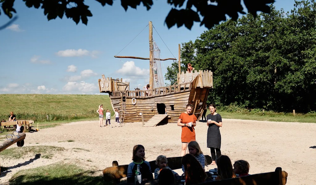 Der Abenteuerspielplatz Melksett auf Spiekeroog mit großem Piratenschiff.