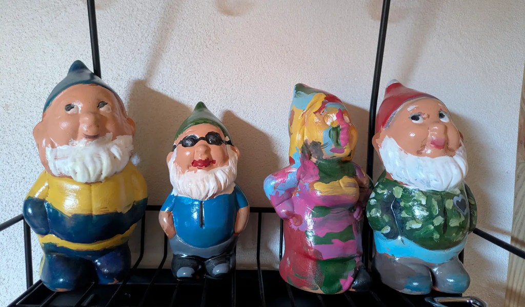 Selbst bemalte Gartenzwerge, entstanden im "Zwergshop" in Gräfenroda im Thüringer Wald.