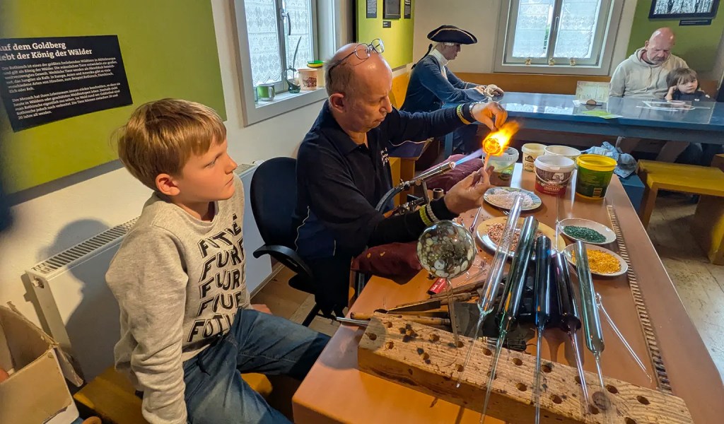 Eine Live-Demonstration des Handwerks in der Glasbläserei in der Region Goldisthal im Thüringer Wald.