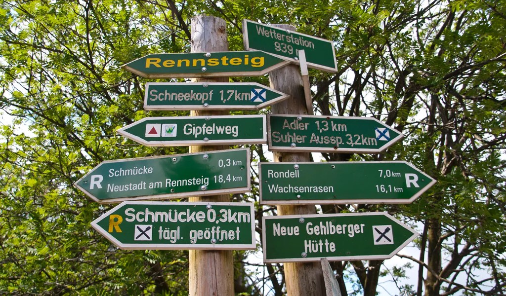 Wegweiser im Thüringer Wald.