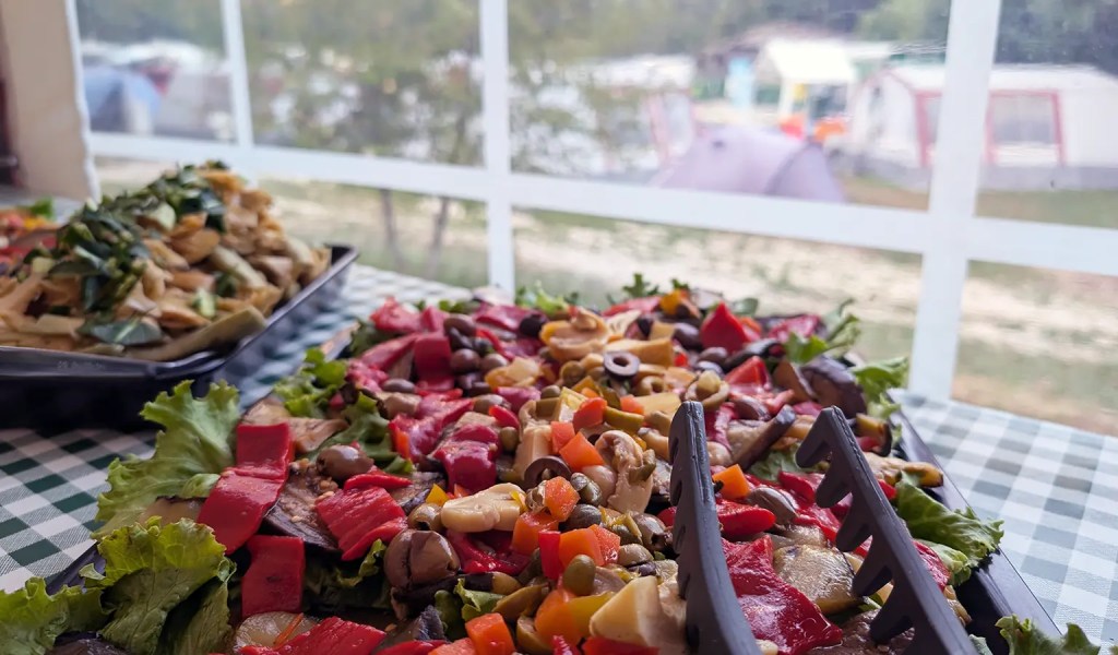 Buffet als Teil der Halbpension Familien-Sportcamp in Slowenien.