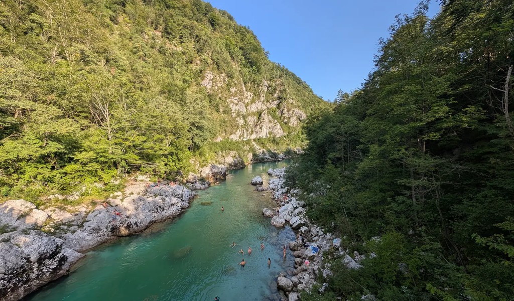 Badestelle im Fluss Soča in Slowenien.
