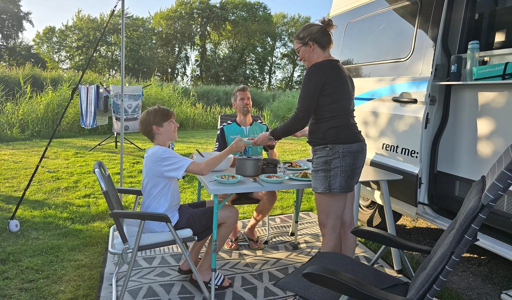 Frühstück vor dem Camper auf einem Campingplatz in der Nähe von Alkmaar.