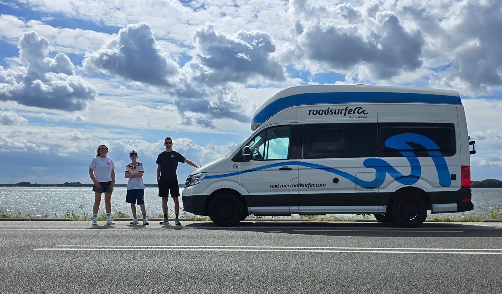 Die Autorenfamilie vor dem gemieteten Roadsurfer-Camper.