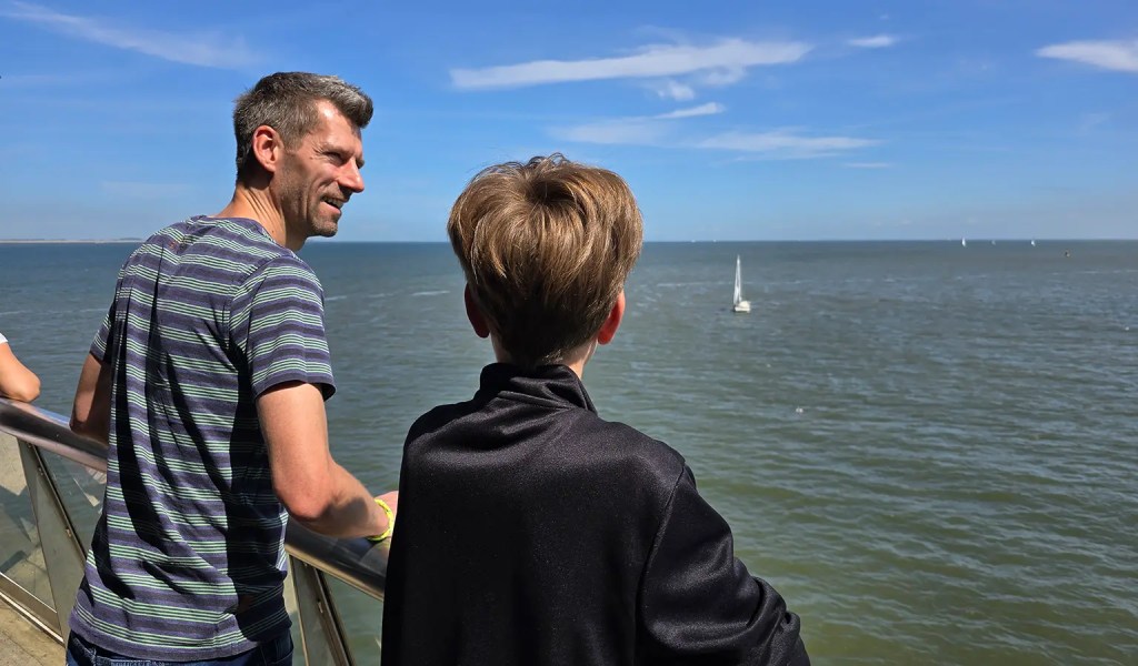 Vater und Sohn bei der Fährüberfahrt von Den Helder nach Texel in den Niederlanden.