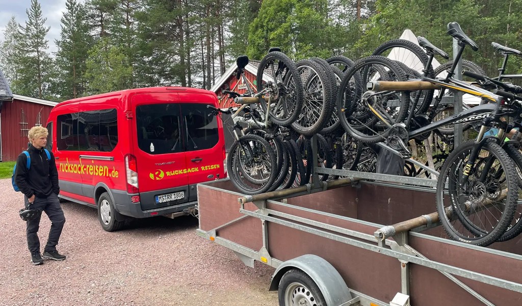 Mountainbikes auf einem Anhänger des Rucksack-Reisen-Camps Idre Stugor.