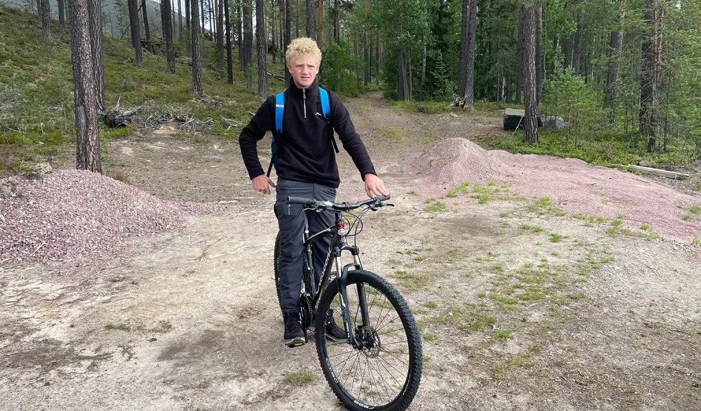 Junge bei einer Mountainbike-Tour des Rucksack-Reisen-Camps Idre Stugor in der schwedischen Provinz Dalarna.