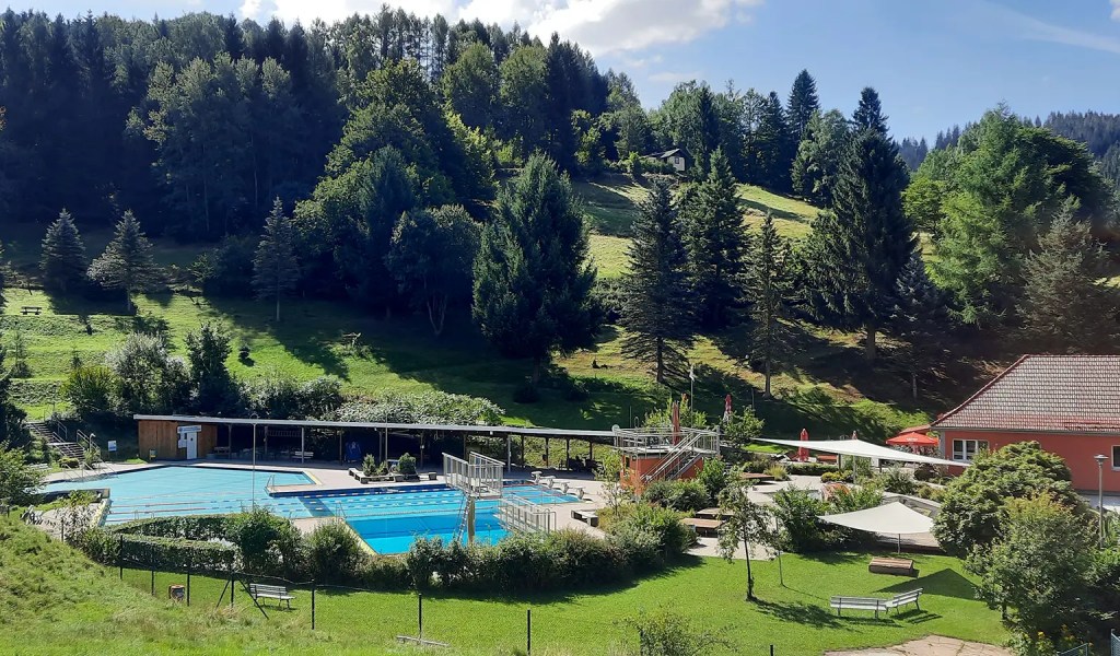 Das Terassenbad Schönbrunn mit Aussicht auf die Landschaft des Thüringer Waldes.