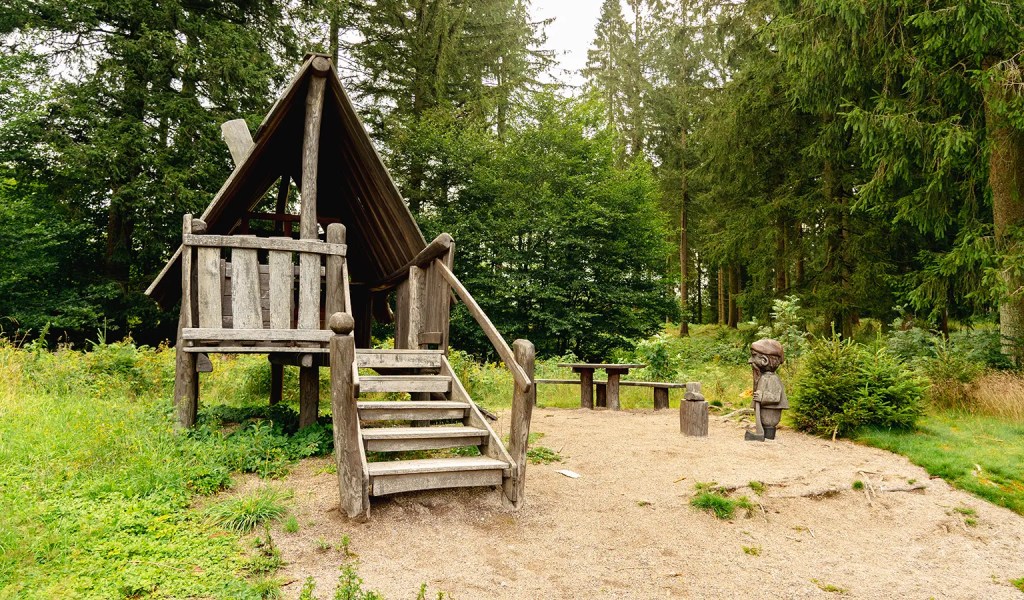 Ein Spielplaz auf dem Zwergenpfad, einem Naturerlebnisweg bei Frauenwald im Thüringer Wald.